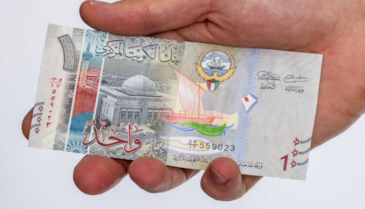 تحليل أداء الدينار الكويتي مقابل الدولار الأمريكي: العوامل الاقتصادية والسياسية المؤثرة